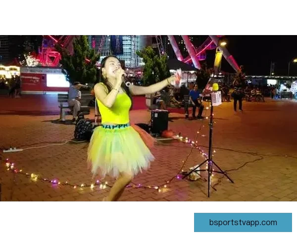 艾维街头激情演讲手持麦克风大胆表达观点引发路人热烈关注